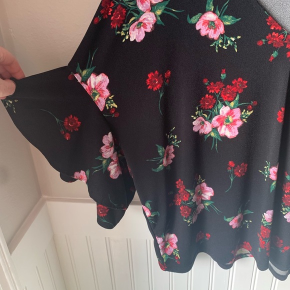 Express Floral Flutter Sleeve Crop Top - Picture 3 of 4